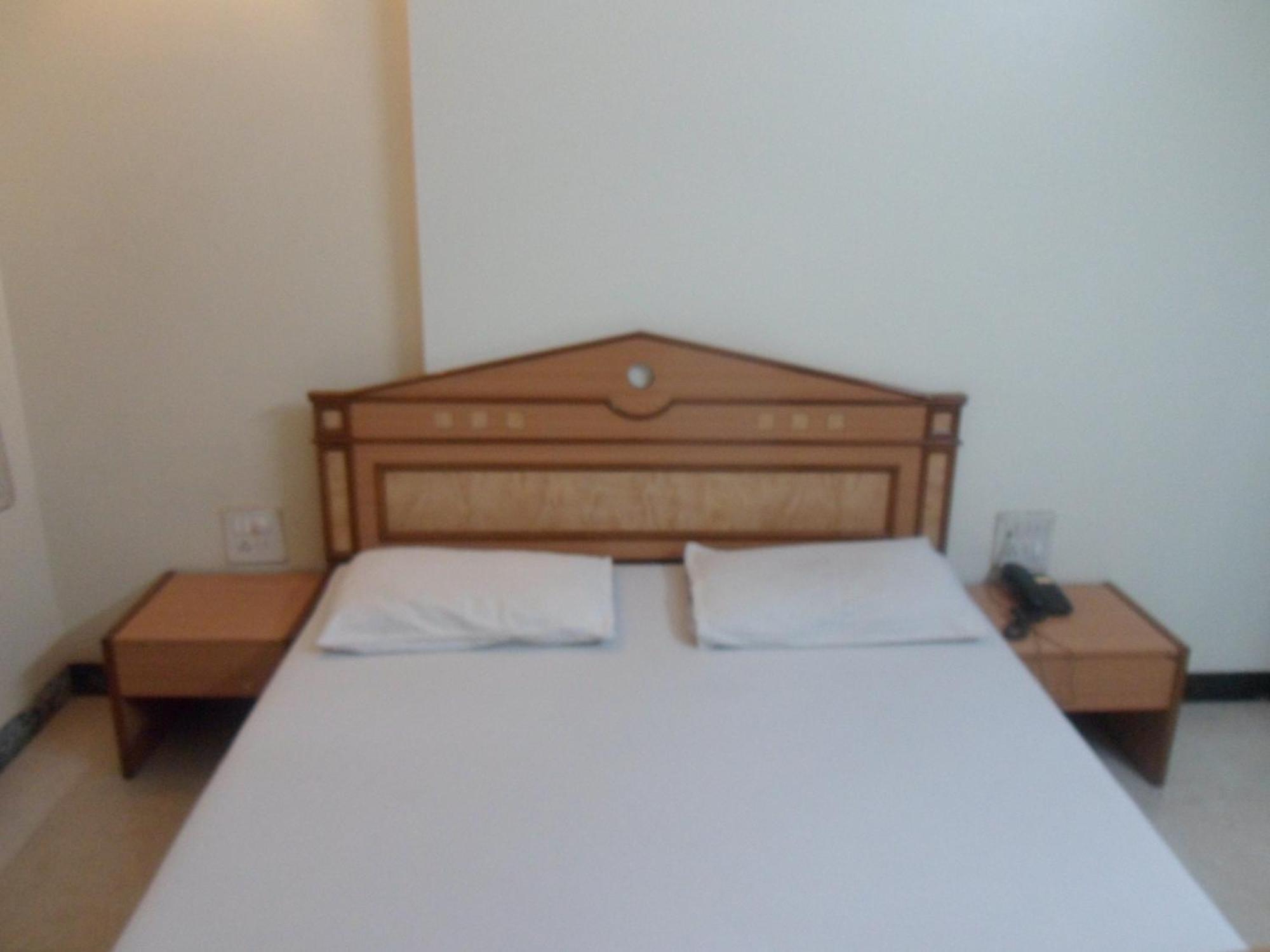 Hotel Pooja International Nashik Kamer foto